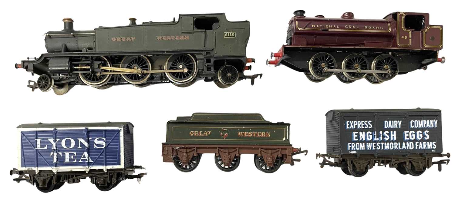 A collection of Airfix 00 gauge rolling stock, to include: - GWR 6110 in green livery, with tender -