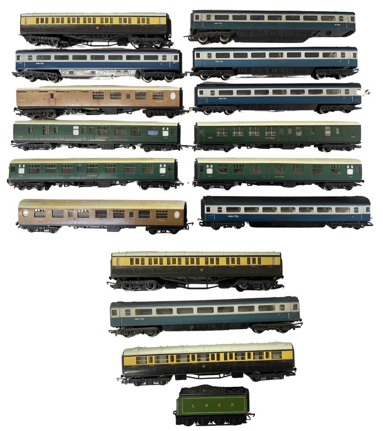 A collection of various Hornby 00 gauge rail corridors / carriages