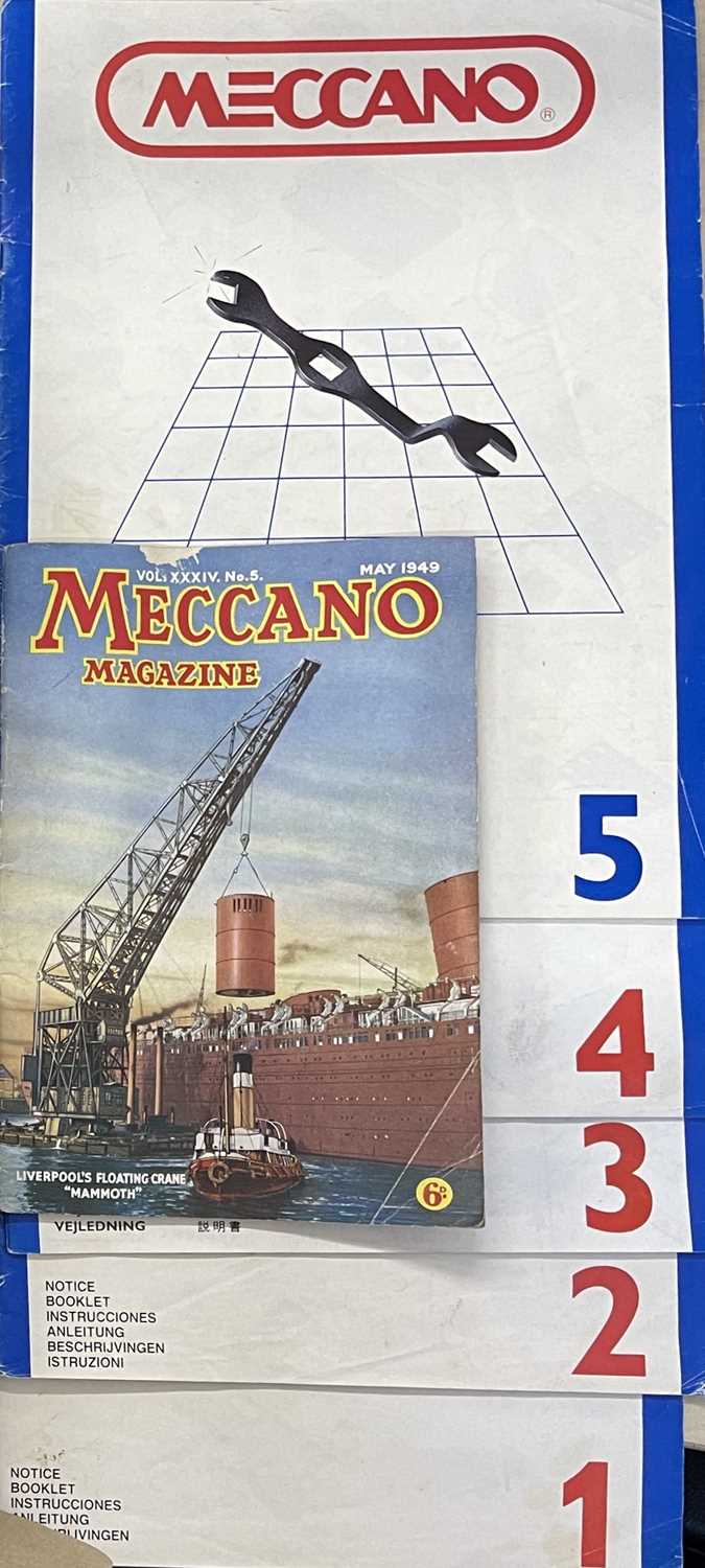 A quantity of Meccano, together with instruction manuals 1-5 and a copy of Meccano Magazine - Bild 2 aus 2