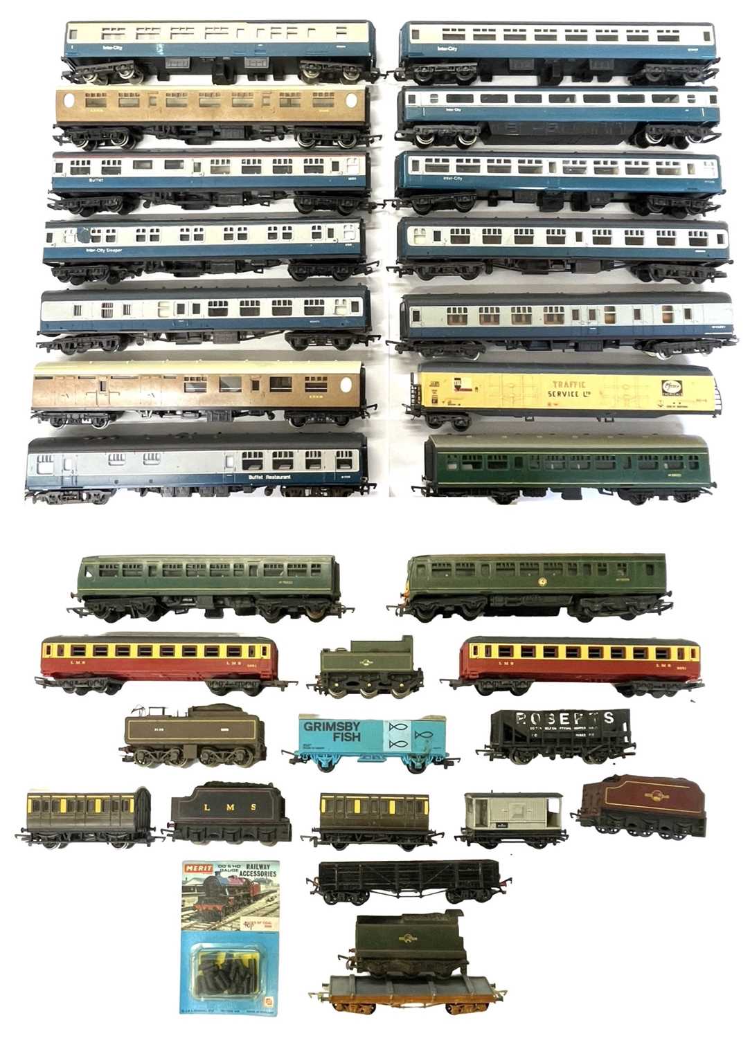 A mixed lot of various 00 gauge railway corridors, wagons etc, mostly Lima and Hornby