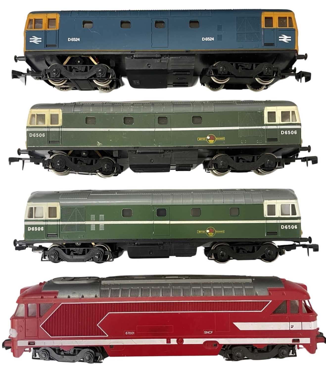 Four Lima 0 gauge rail corridors, to include: - Class BB67000 67001 in SNCF Red Livery - Class 33 RN