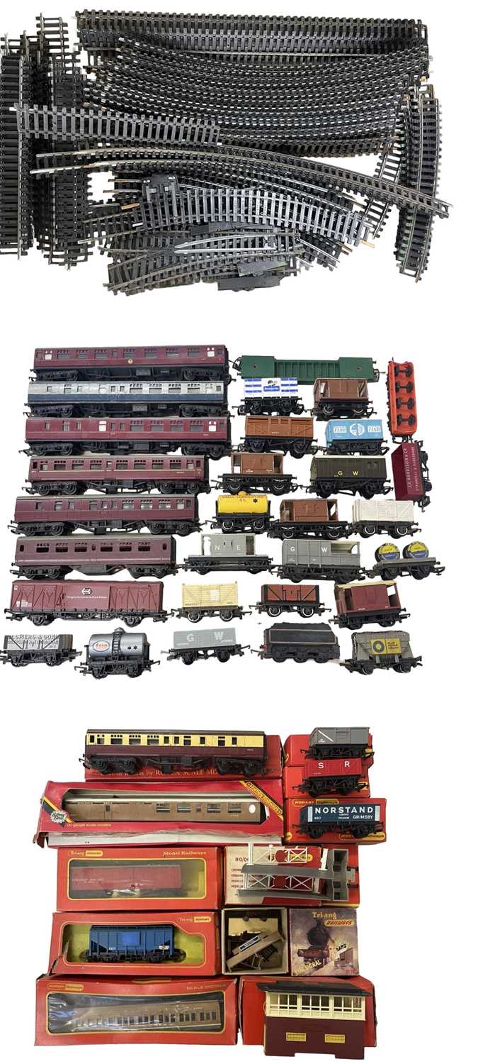 A mixed lot of various Hornby and Triang 00 gauge rolling stock