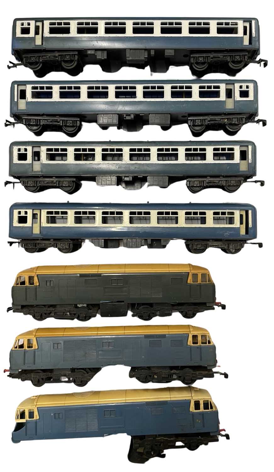 A collection of various unbranded 0 gauge rail corridors / carriages