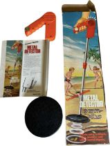 A vintage Treasure Hunting Metal Detector toy, in original box