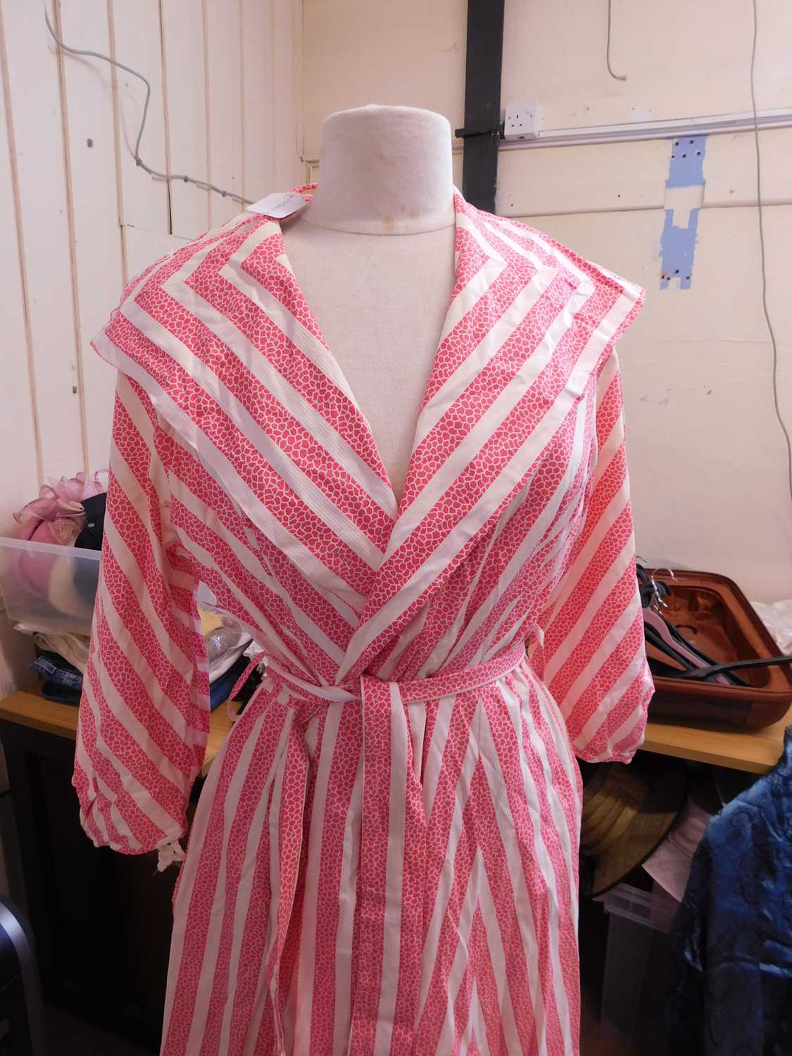 A mid 20th century cotton wrapover dress, the pink patterned and white stripe dress with wide - Bild 6 aus 7