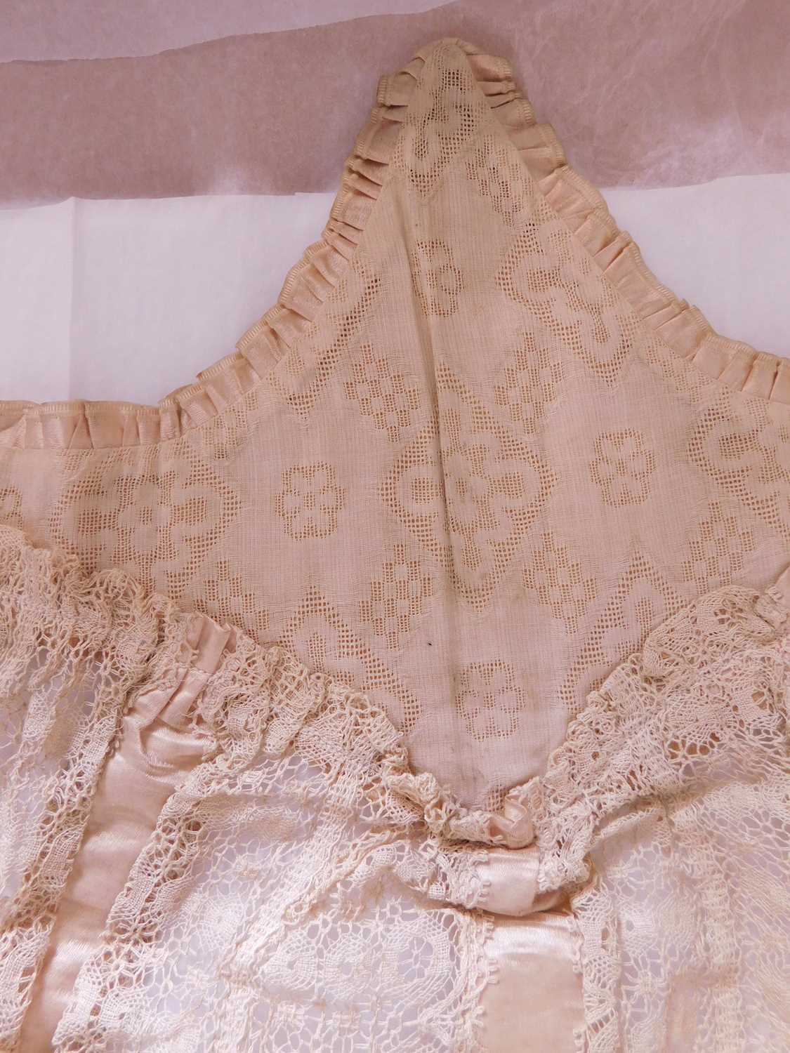 A 19th century lace panel /apron, approx. 76 x 52cm - Bild 2 aus 8