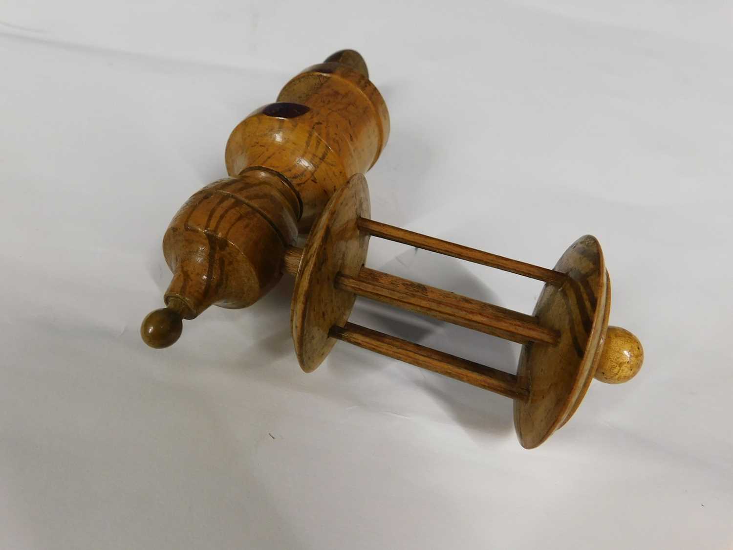 A 19th century fruitwood sewing clamp / thread winder, approx. 17 x 14cm - Bild 4 aus 4