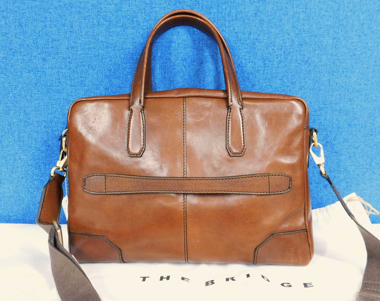 A tan leather tote bag by The Bridge, with top zip fastening with hand straps and detachable - Image 2 of 6