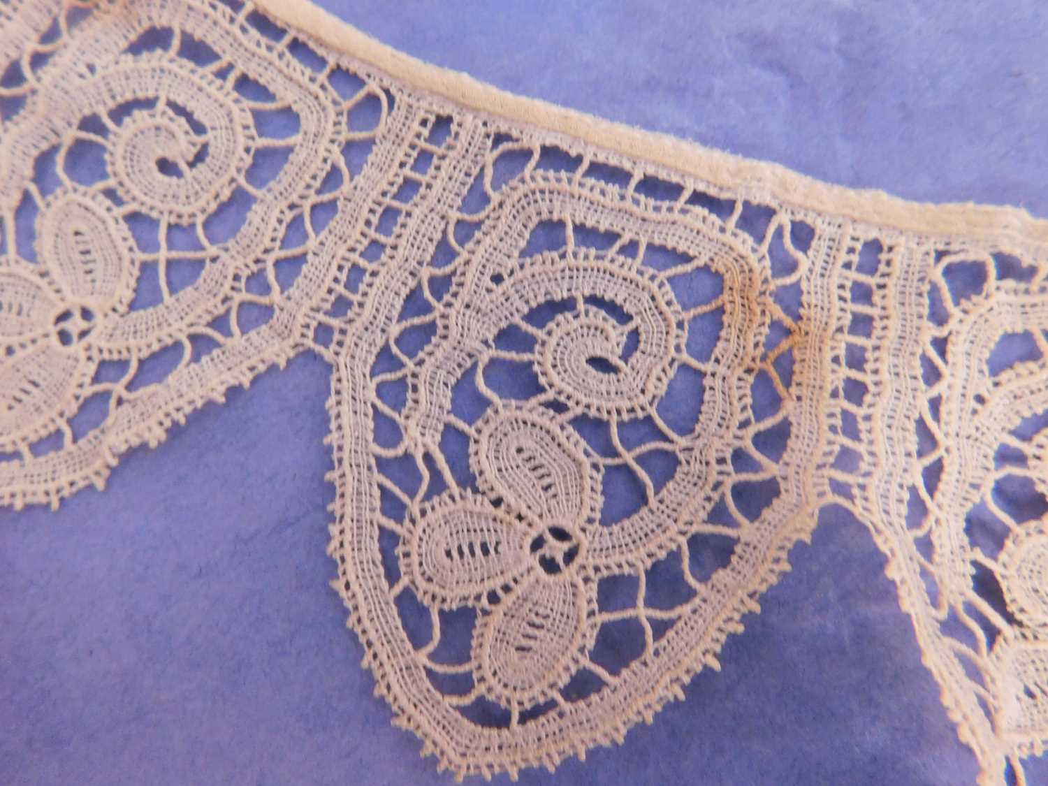 A mixed lot of assorted lace to include a lace collar, trim, panel inserts etc - Bild 4 aus 12