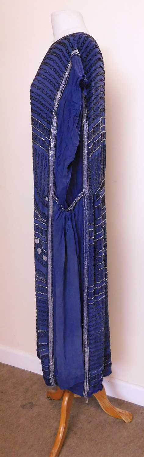 An Edwardian beaded dress, the blue chiffon dress with allover beaded detail, sleeveless - Bild 3 aus 14