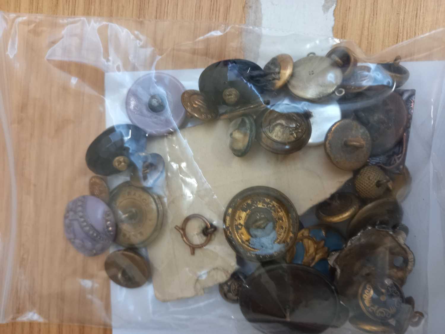 A quantity of assorted buttons to include jet, carved bone, military, enamel, metal and others - Image 3 of 6