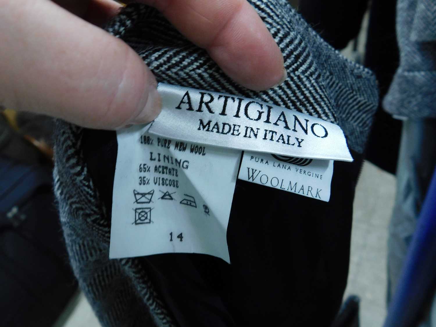 A lady's suit by Artigiano; the herring bone wool suit comprising of single breasted jacket, knee - Bild 9 aus 9