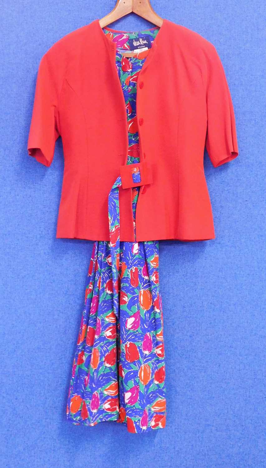 A Jean Muir floral print dress, c.1970-80's, with matching belt with red pesrspex buckle, size 12, - Bild 2 aus 4