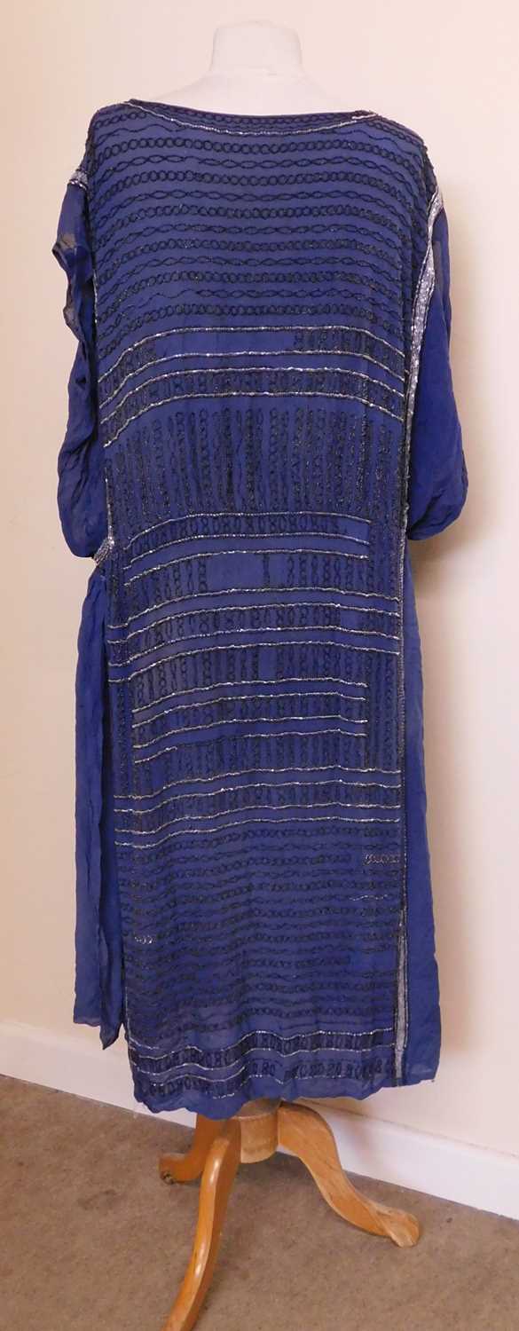 An Edwardian beaded dress, the blue chiffon dress with allover beaded detail, sleeveless - Bild 12 aus 14