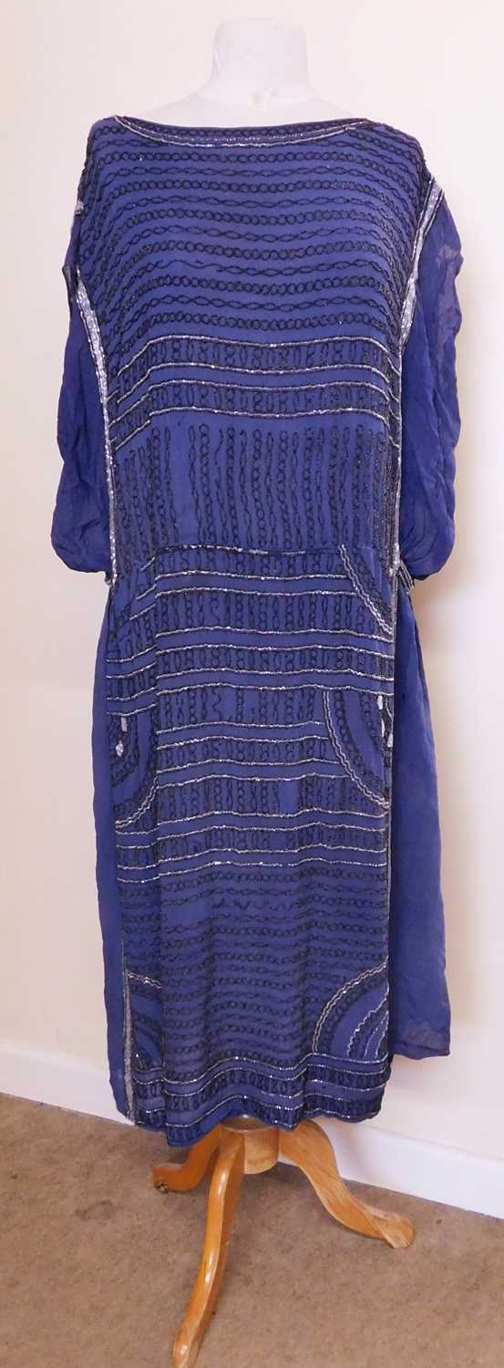 An Edwardian beaded dress, the blue chiffon dress with allover beaded detail, sleeveless - Bild 4 aus 14