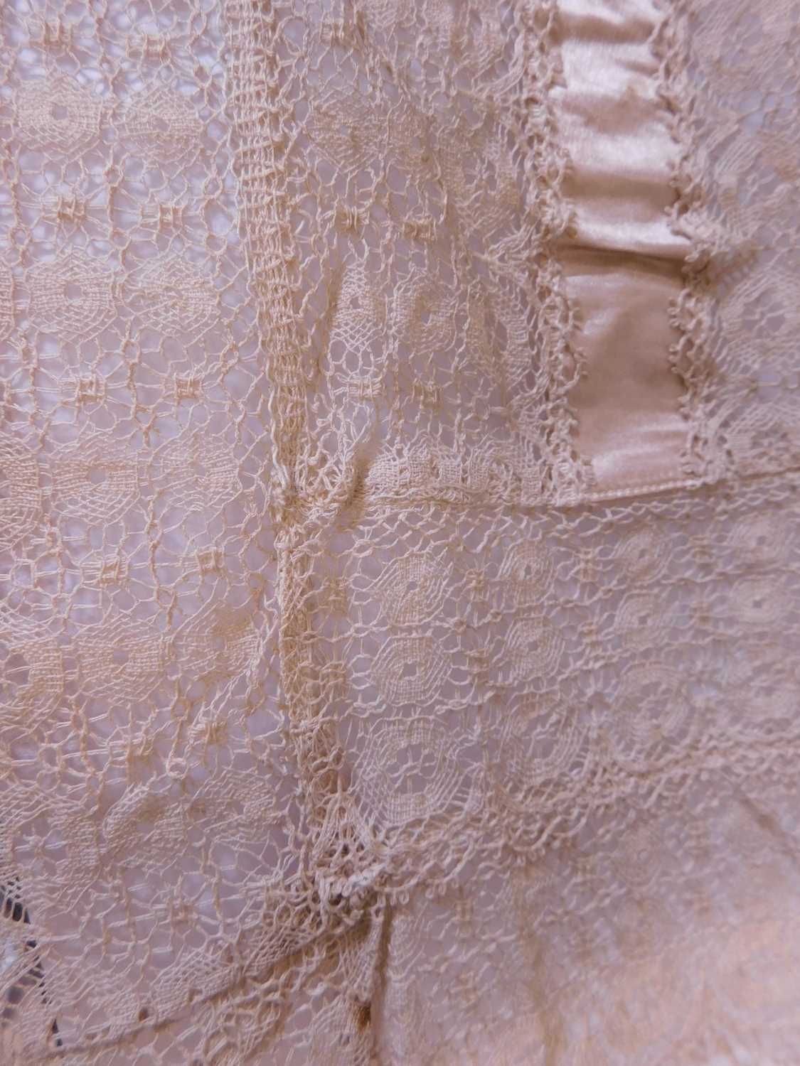 A 19th century lace panel /apron, approx. 76 x 52cm - Bild 3 aus 8