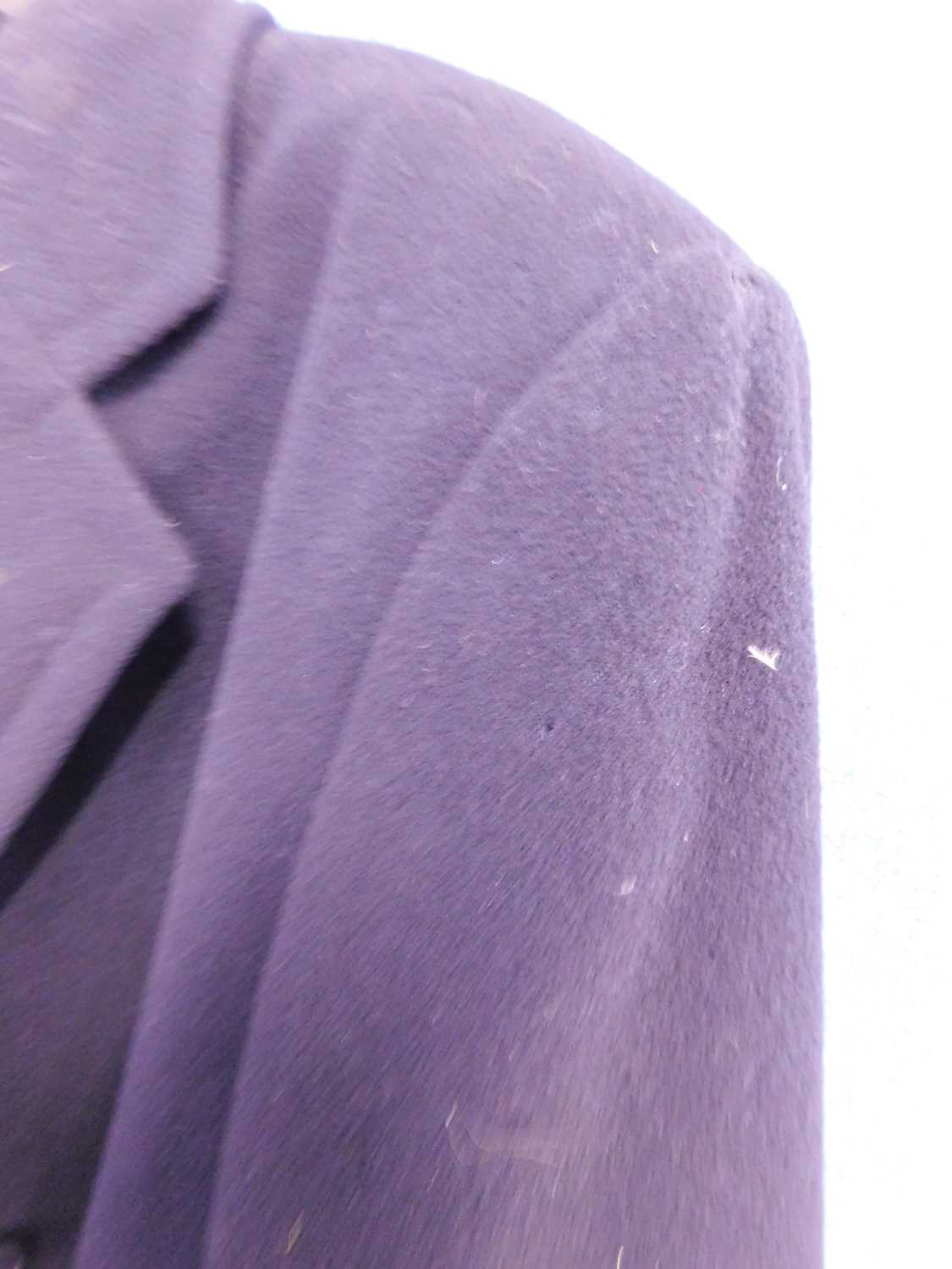 A gentlemans wool and cashmere coat by David Moss, in navy blue, double breasted with belt, size - Image 5 of 5