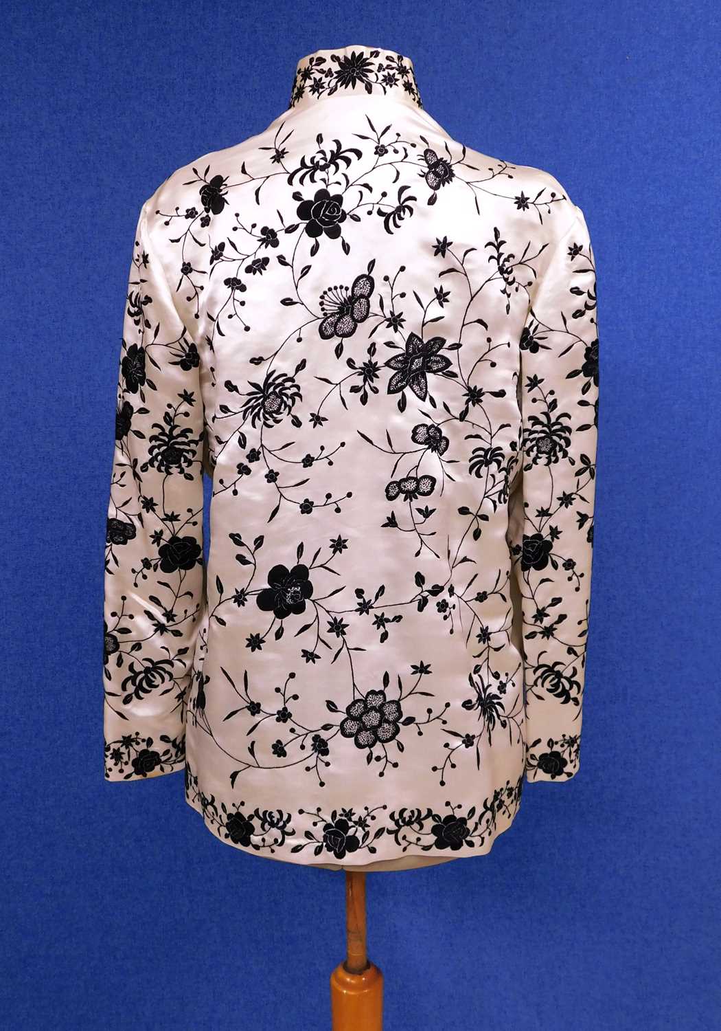 A white satin and black embroidered Chinese jacket by Plum Blossom, with high collar, long sleeves - Bild 4 aus 6
