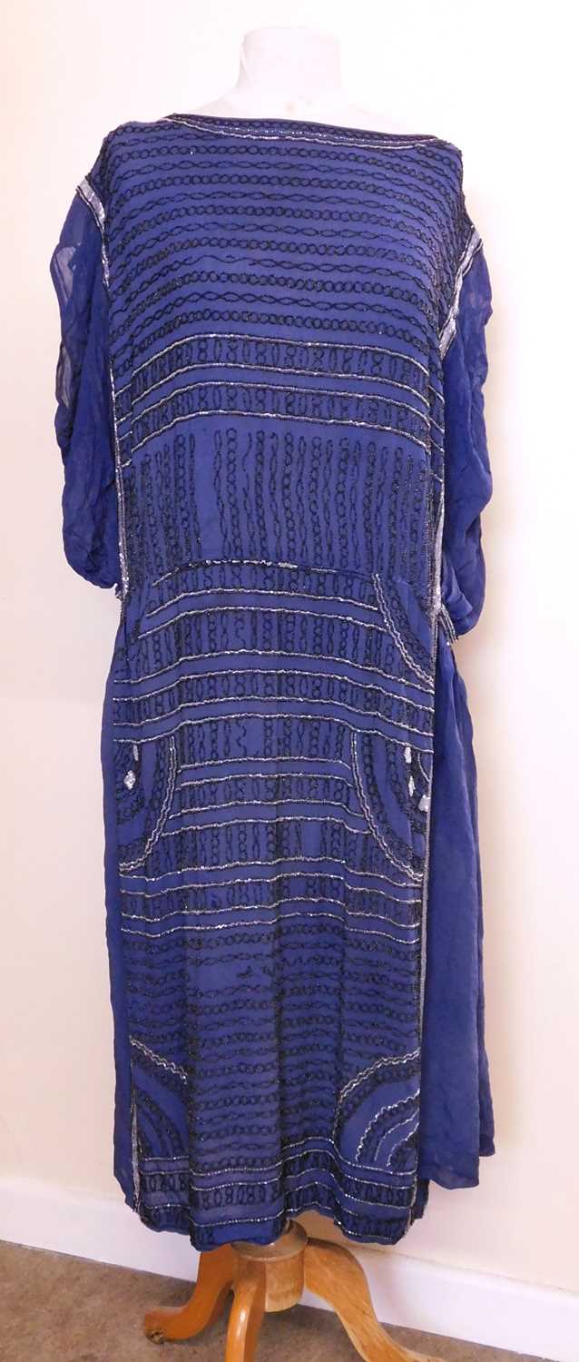 An Edwardian beaded dress, the blue chiffon dress with allover beaded detail, sleeveless - Bild 9 aus 14