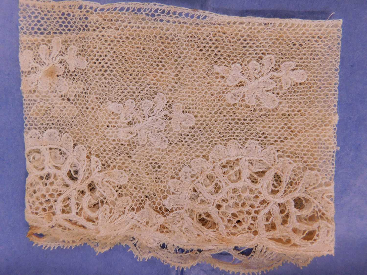 A mixed lot of assorted lace to include a lace collar, trim, panel inserts etc - Bild 12 aus 12