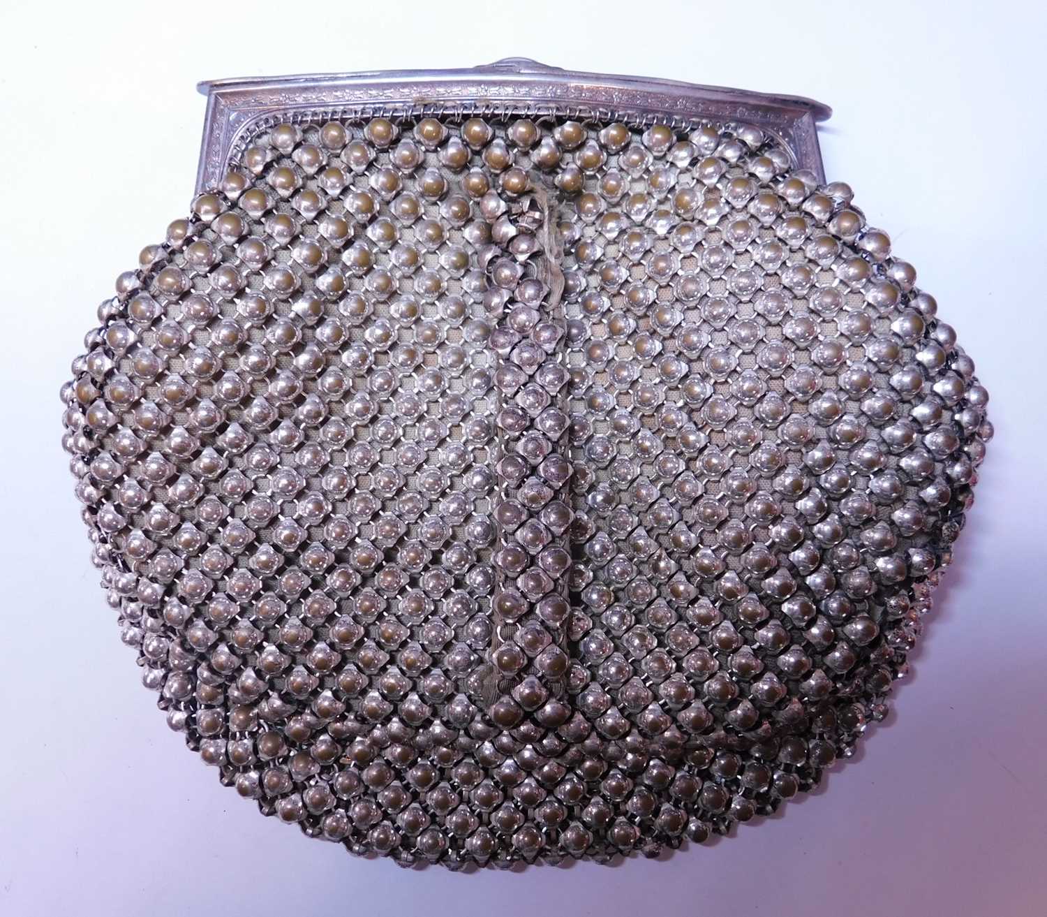 A lady's metal evening purse, with hinged fastener with engraved detailing to edges and ridged press - Image 2 of 4