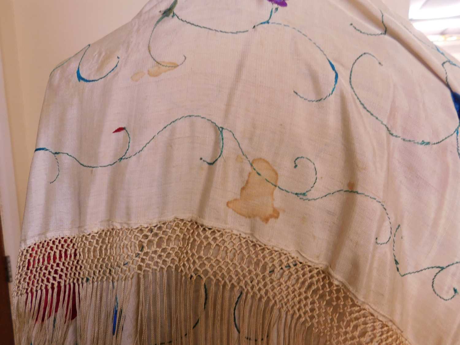 A late 19th / early 20th century silk floral embroidered fringed shawl, together with another - Bild 10 aus 11