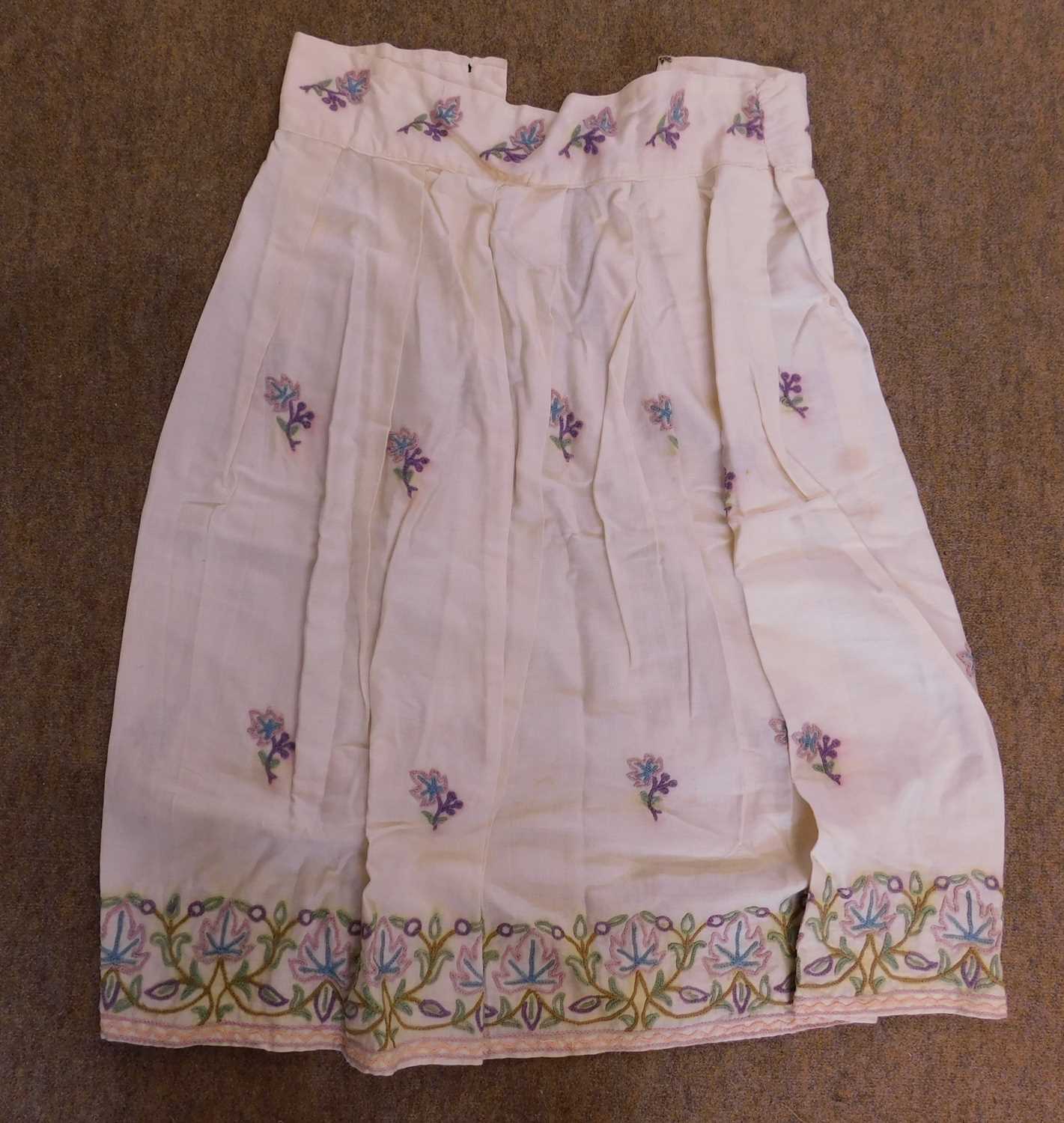 Four mid-20th century skirts, to include a floral patterned skirt, a cream cotton skirt with - Bild 4 aus 5