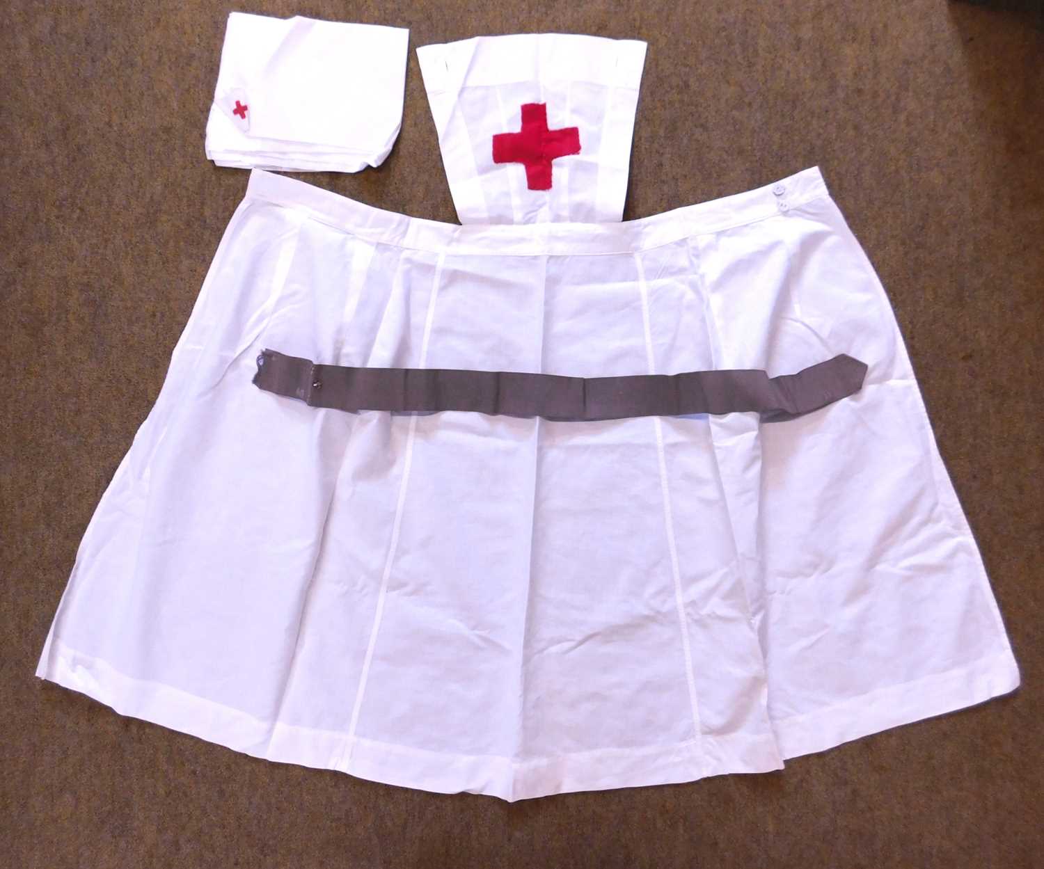 An early 20th century white cotton nurses apron, with grey grosgrain belt and white cotton square/ - Image 2 of 2