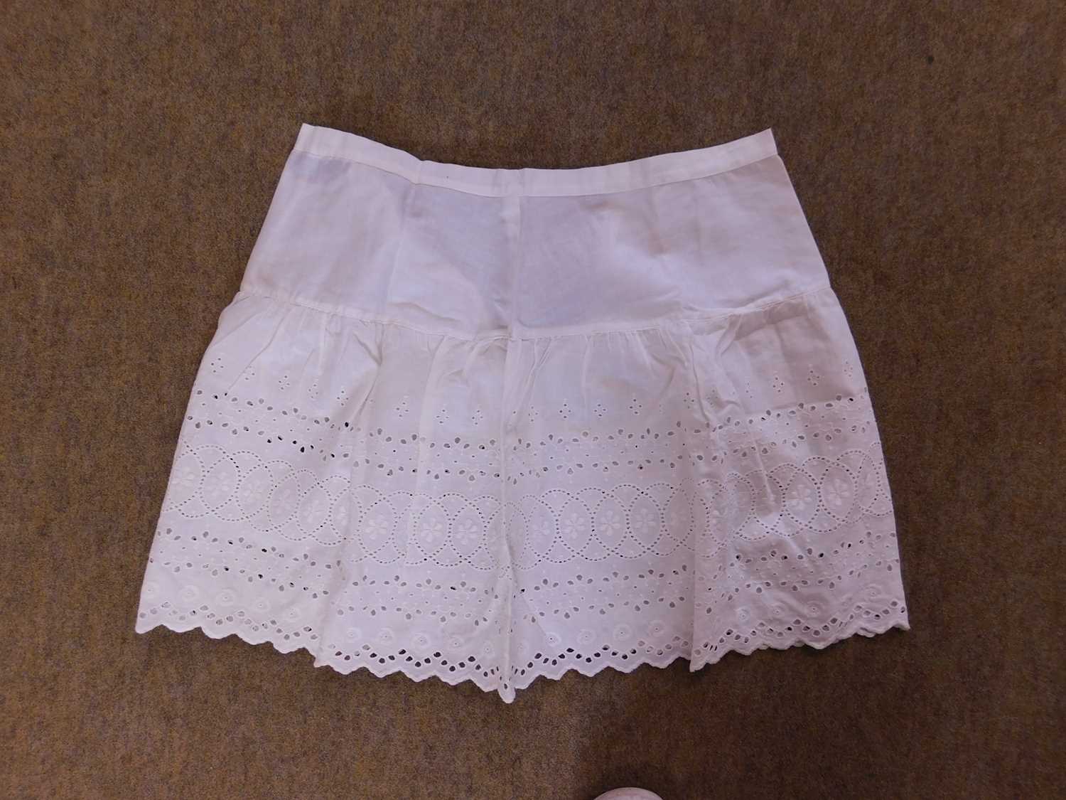 Four mid-20th century skirts, to include a floral patterned skirt, a cream cotton skirt with - Image 2 of 5
