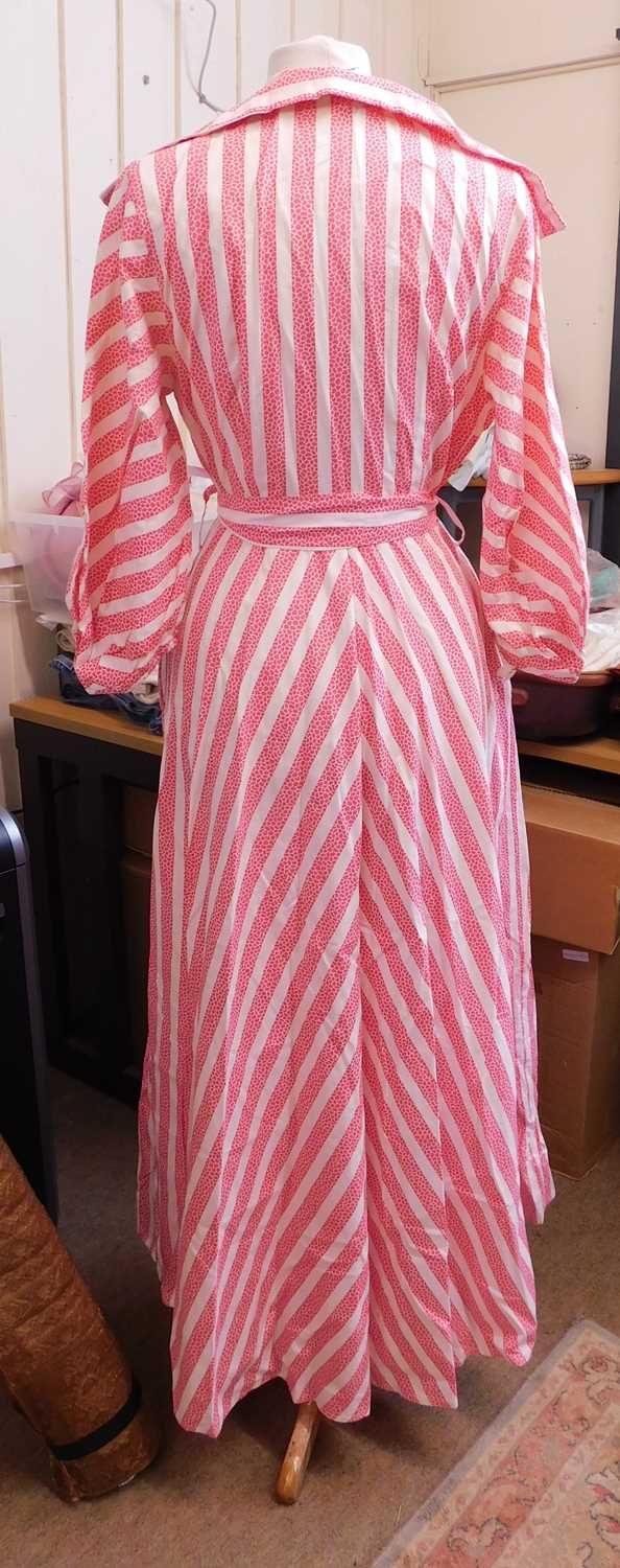 A mid 20th century cotton wrapover dress, the pink patterned and white stripe dress with wide - Bild 4 aus 7