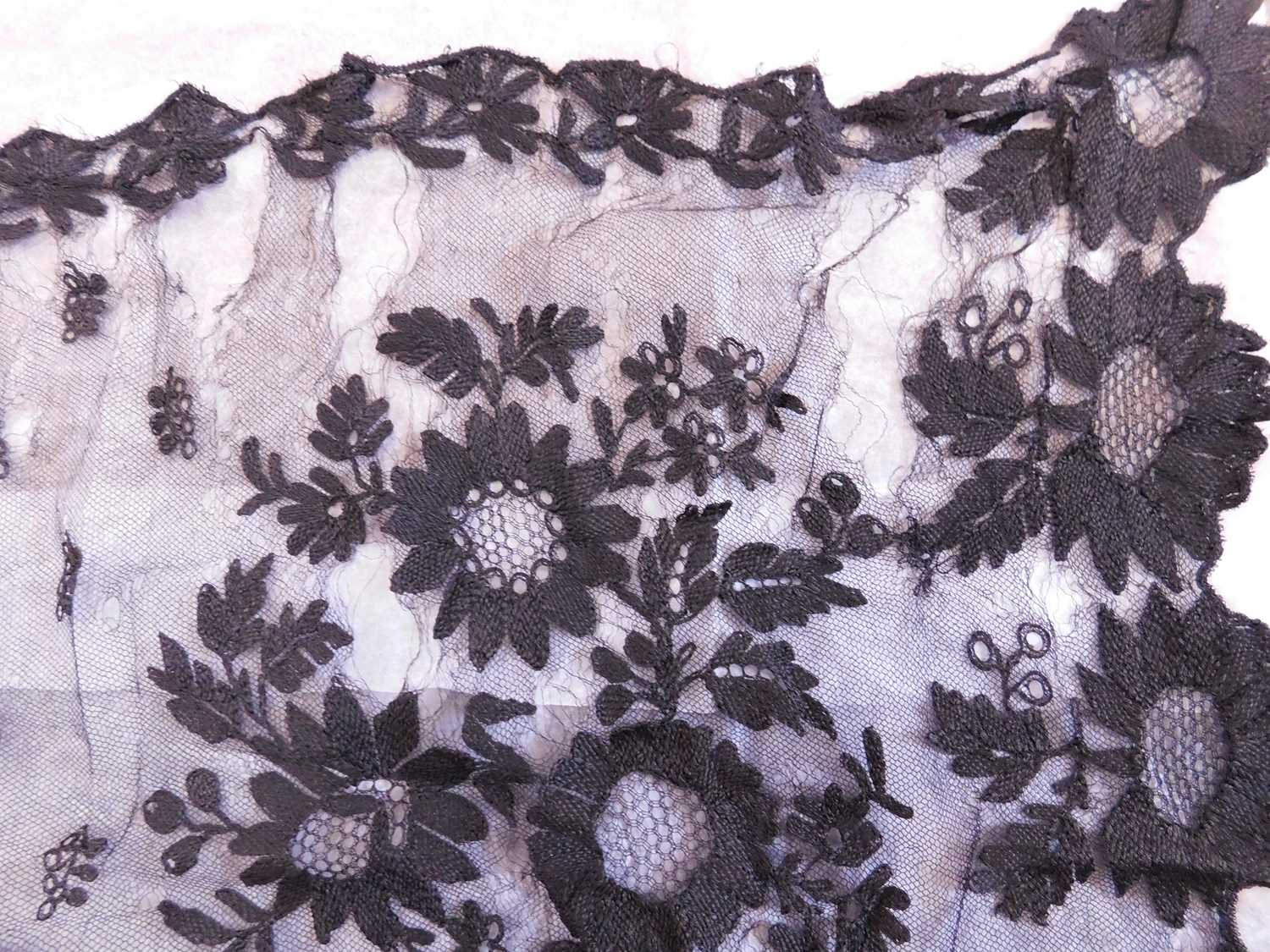 A late Victorian black lace shawl, with scalloped floral edges and allover floral pattern, approx. - Bild 9 aus 12
