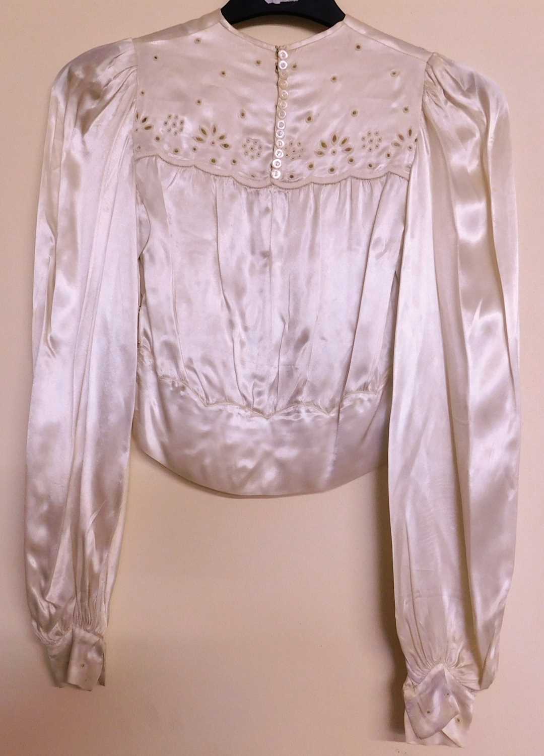 A 1930-40's cream satin blouse, V-neck with cutwork detail to front and back, with gathered body, - Bild 2 aus 11