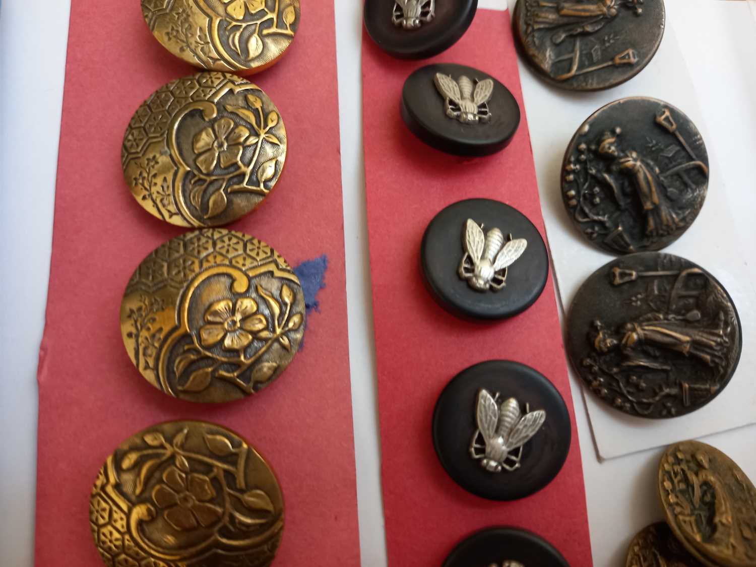 A quantity of assorted buttons to include jet, carved bone, military, enamel, metal and others - Image 5 of 6