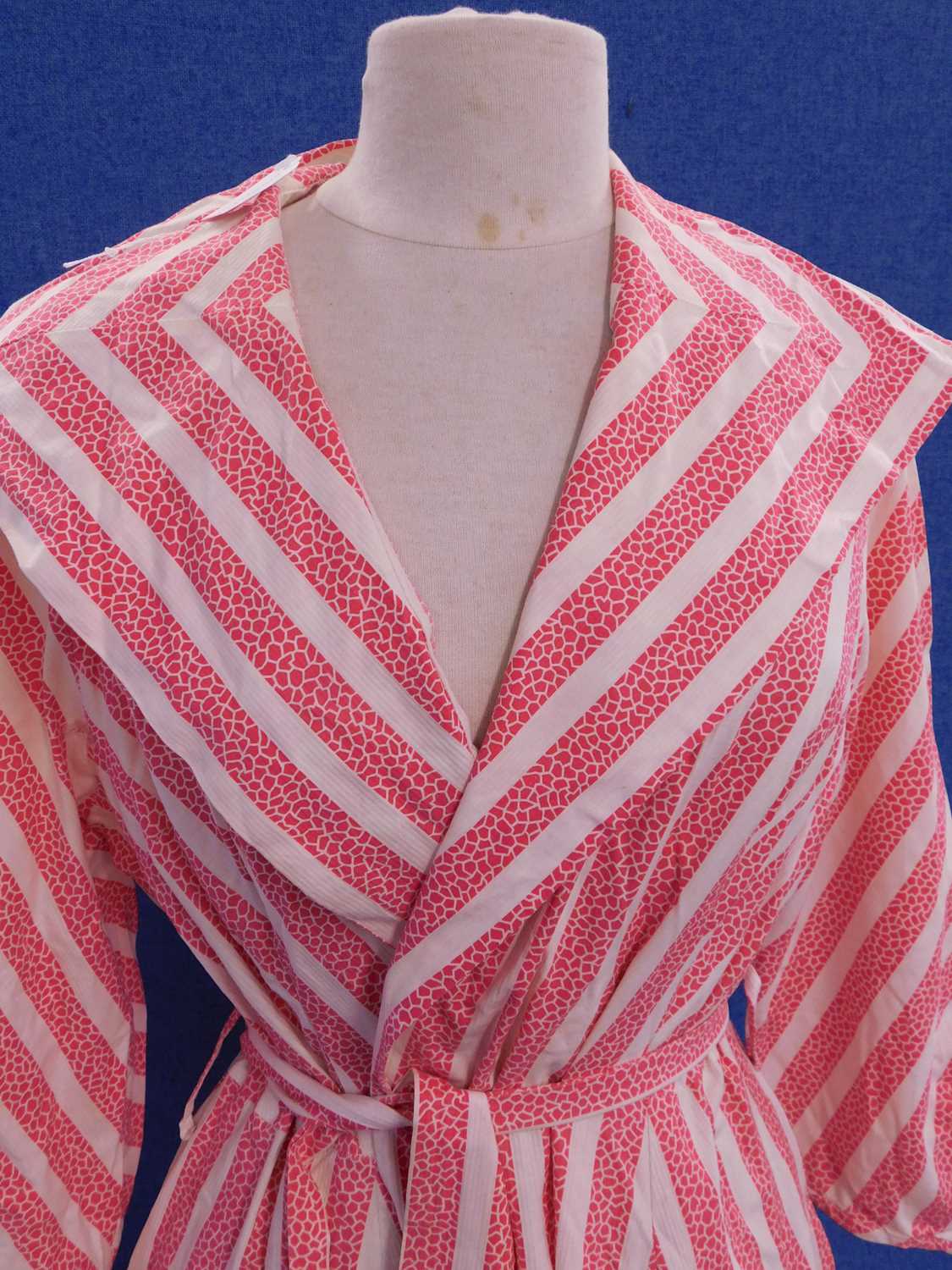 A mid 20th century cotton wrapover dress, the pink patterned and white stripe dress with wide - Bild 3 aus 7