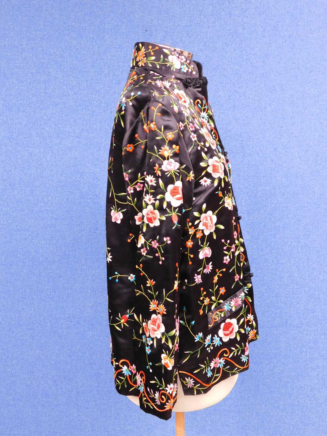A black satin and muli-coloured embroidery Chinese jacket by Plum Blossom, with high neck, long - Bild 2 aus 5