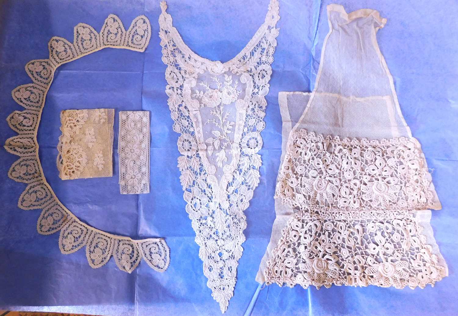 A mixed lot of assorted lace to include a lace collar, trim, panel inserts etc