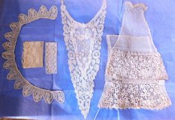 A mixed lot of assorted lace to include a lace collar, trim, panel inserts etc