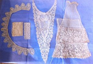 A mixed lot of assorted lace to include a lace collar, trim, panel inserts etc