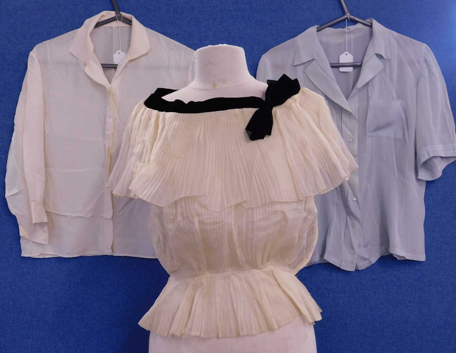 Three mid 20th century lady's blouses, to include a cream silk blouse, a pale blue silk blouse - Image 3 of 10