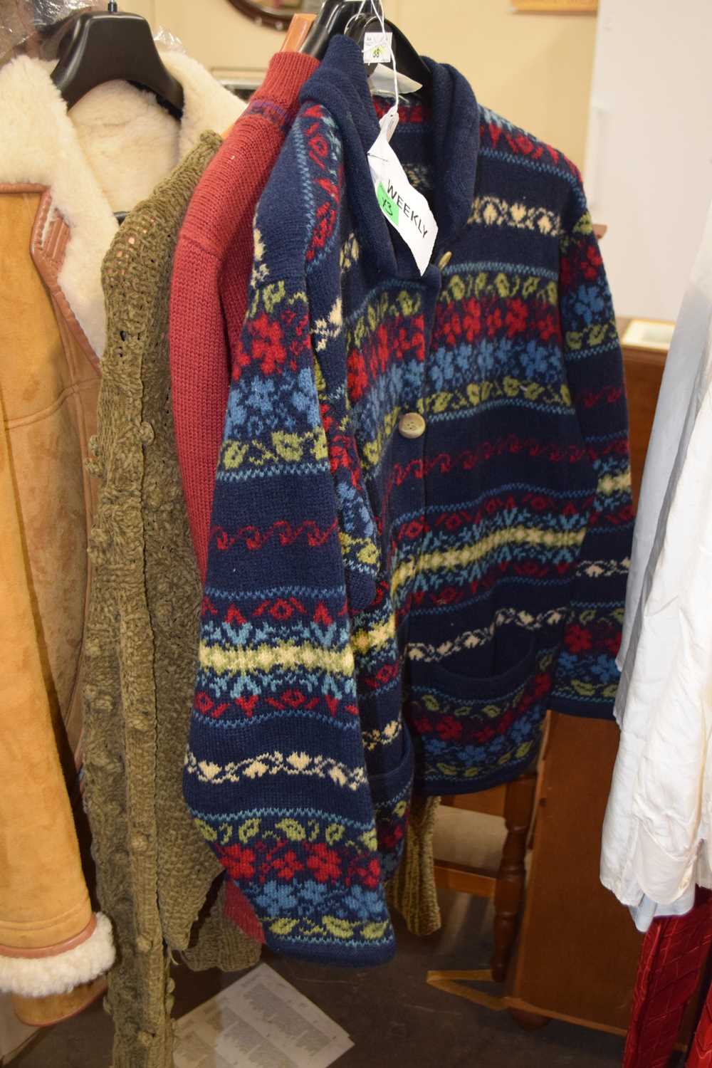 Three items of ladies knitwear to include a blue patterned cardigan by Laura Ashley, a cropped red - Bild 6 aus 10