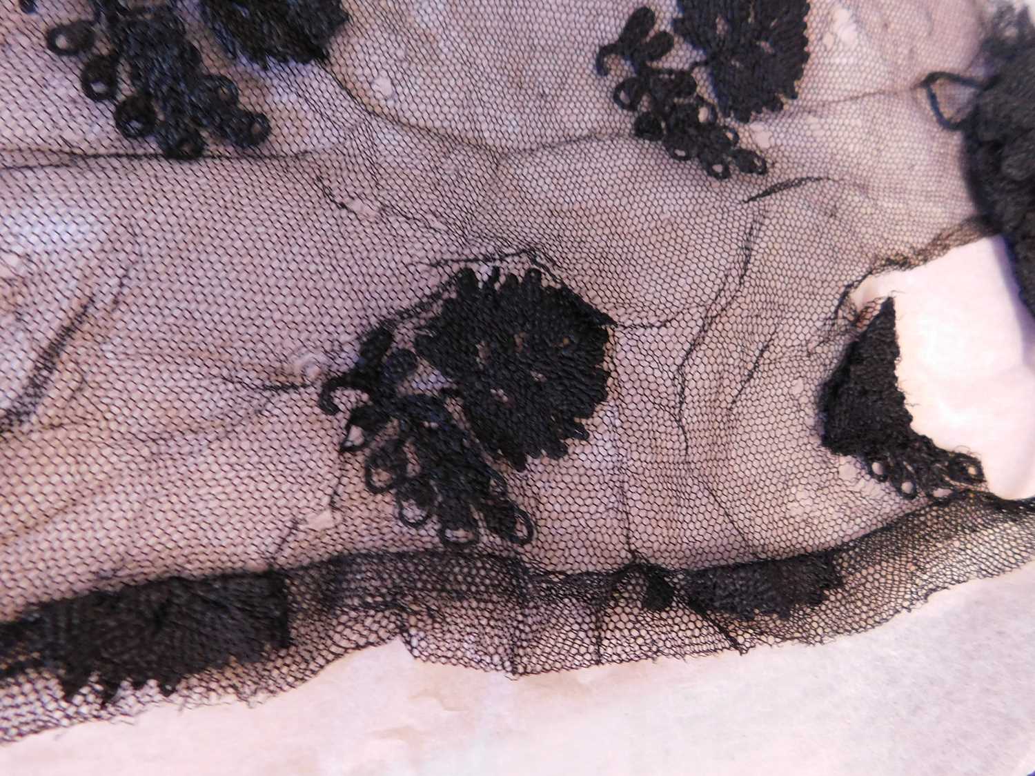 A late Victorian black lace shawl, with scalloped floral edges and allover floral pattern, approx. - Bild 12 aus 12