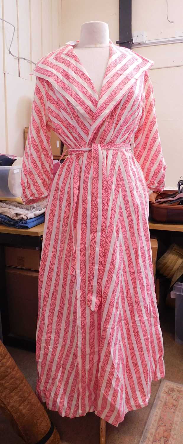 A mid 20th century cotton wrapover dress, the pink patterned and white stripe dress with wide - Bild 5 aus 7