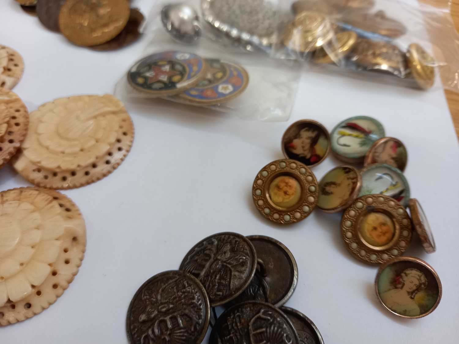 A quantity of assorted buttons to include jet, carved bone, military, enamel, metal and others - Image 4 of 6