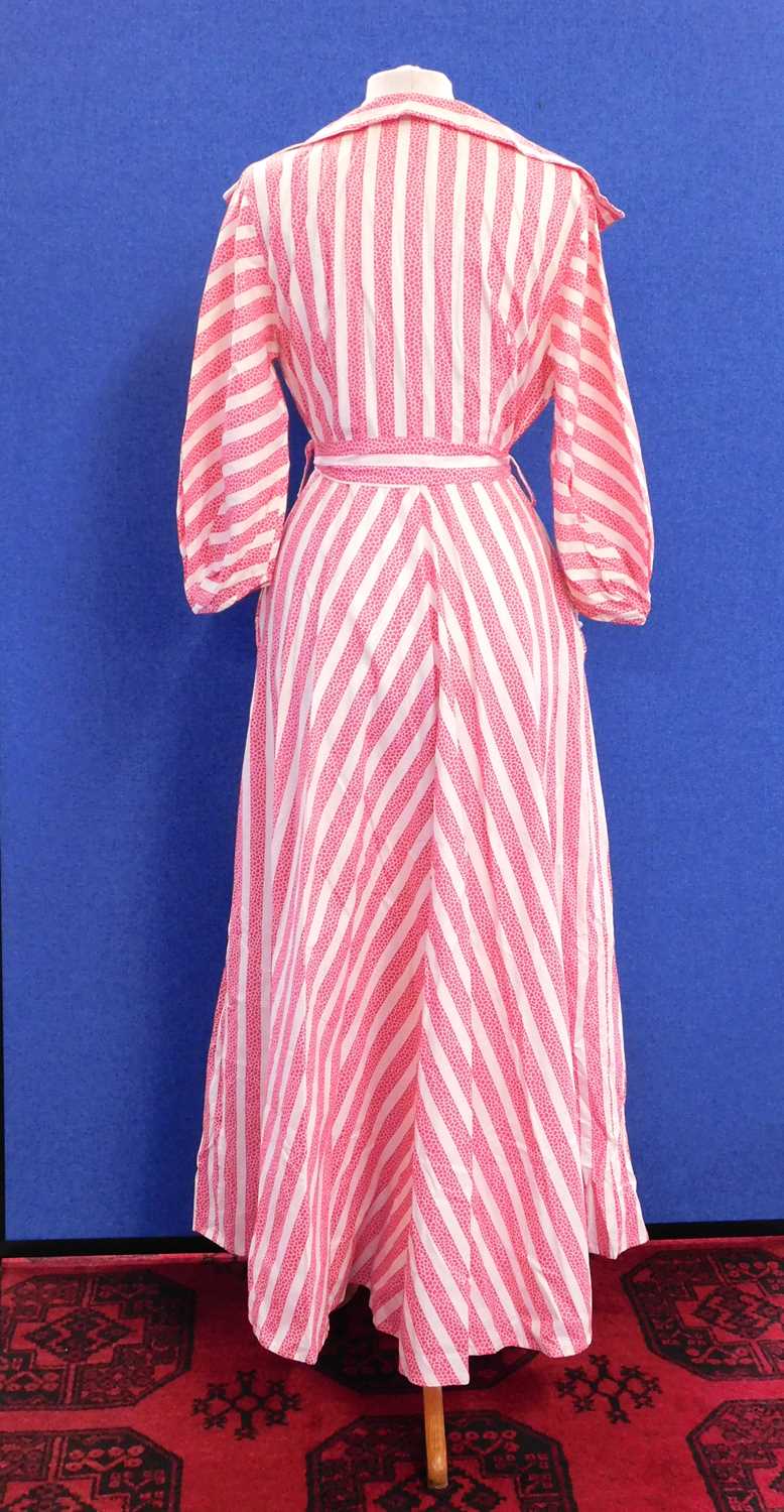 A mid 20th century cotton wrapover dress, the pink patterned and white stripe dress with wide - Bild 2 aus 7
