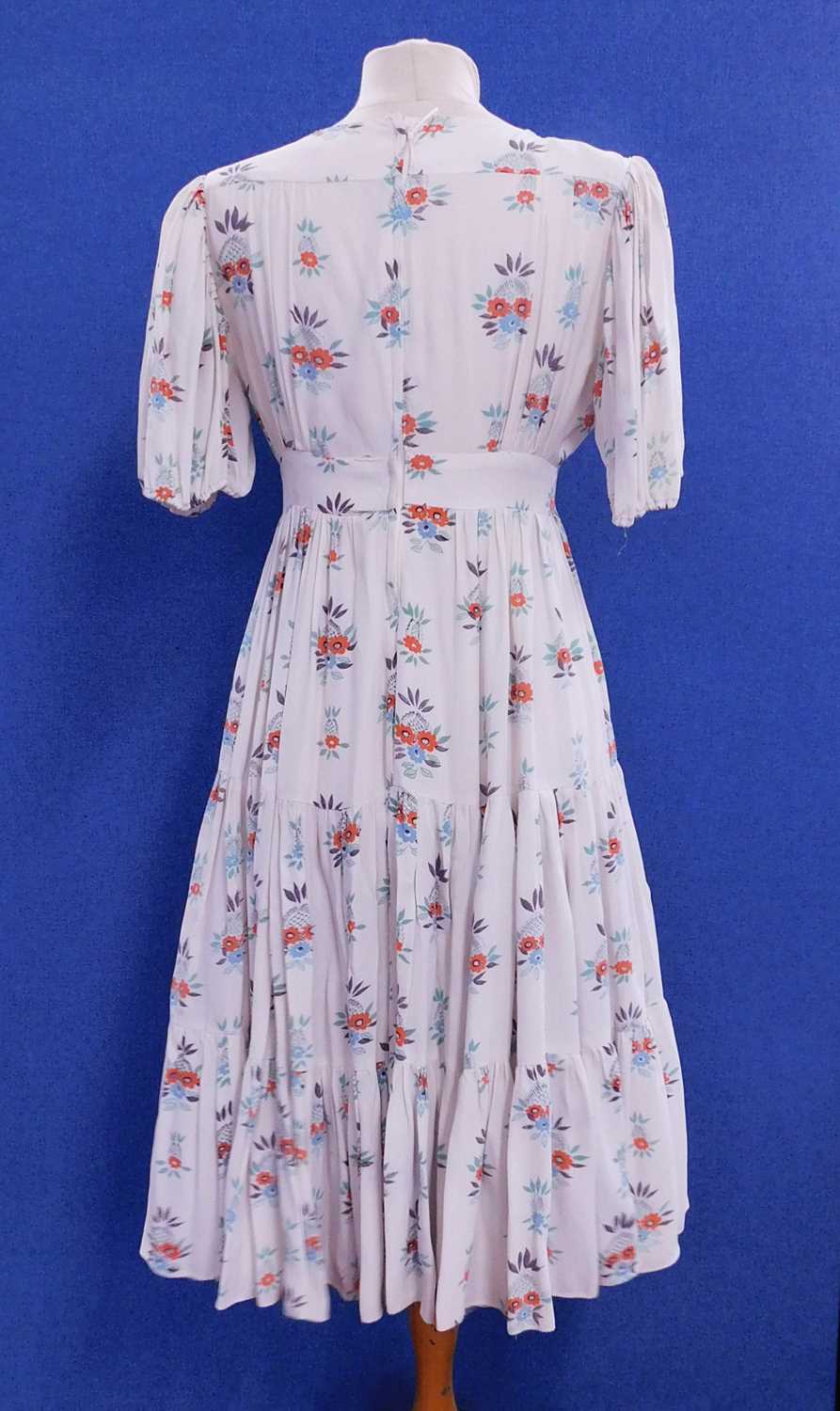A 1960's Ossie Clarke for Radley floral print dress, the cream dress with red, blue, green and black - Bild 4 aus 13