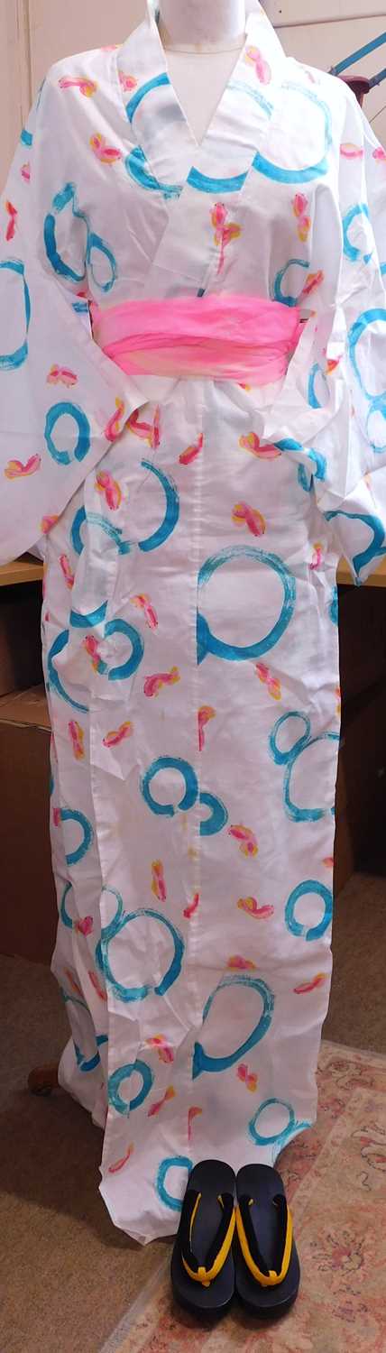 A modern cotton kimono, in white with printed pink fish and blue circles, with obi style sash and - Image 2 of 3