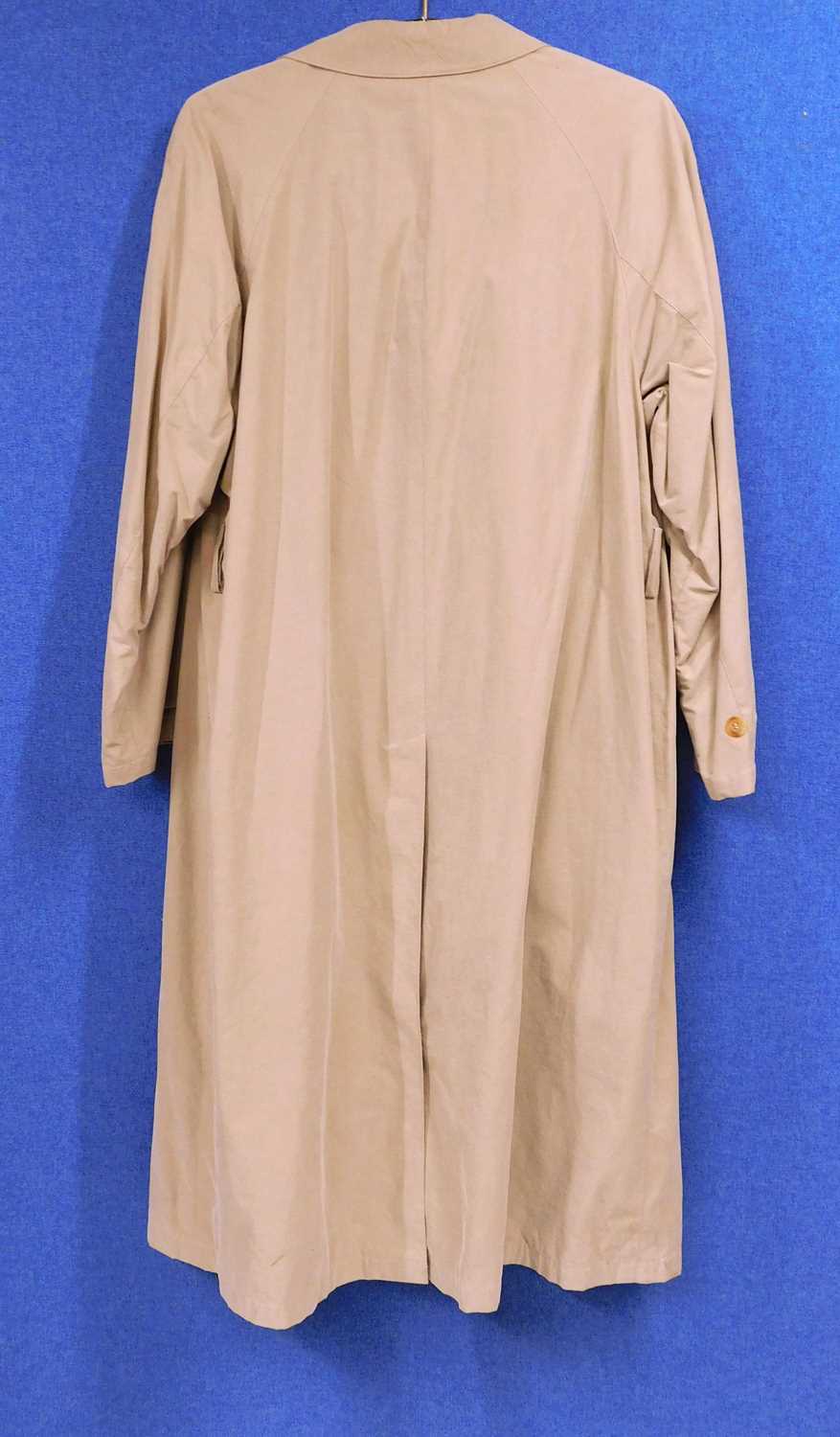 A gentleman's Aquascutum single breasted raincoat, size 40 Reg - Image 2 of 3