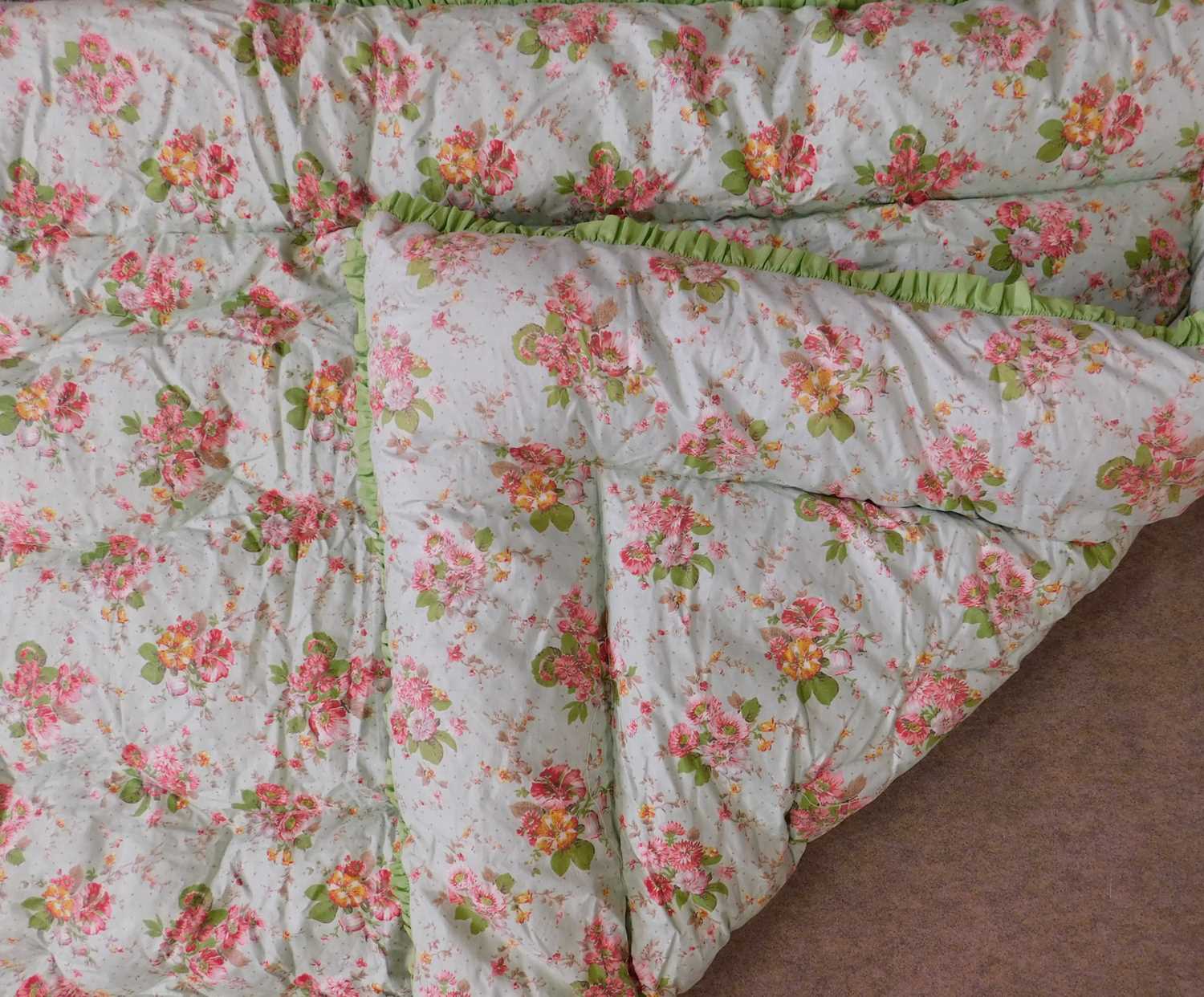 A green and floral patterned cotton eiderdown, approx. 190cm x 130cm few loose threads to green - Image 2 of 2