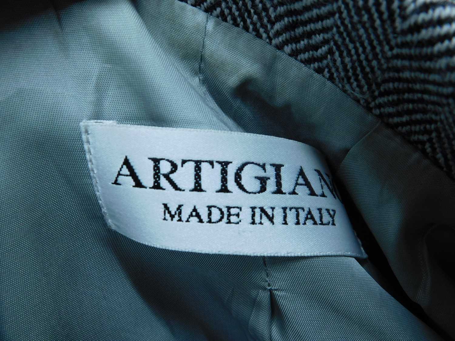 A lady's suit by Artigiano; the herring bone wool suit comprising of single breasted jacket, knee - Bild 6 aus 9