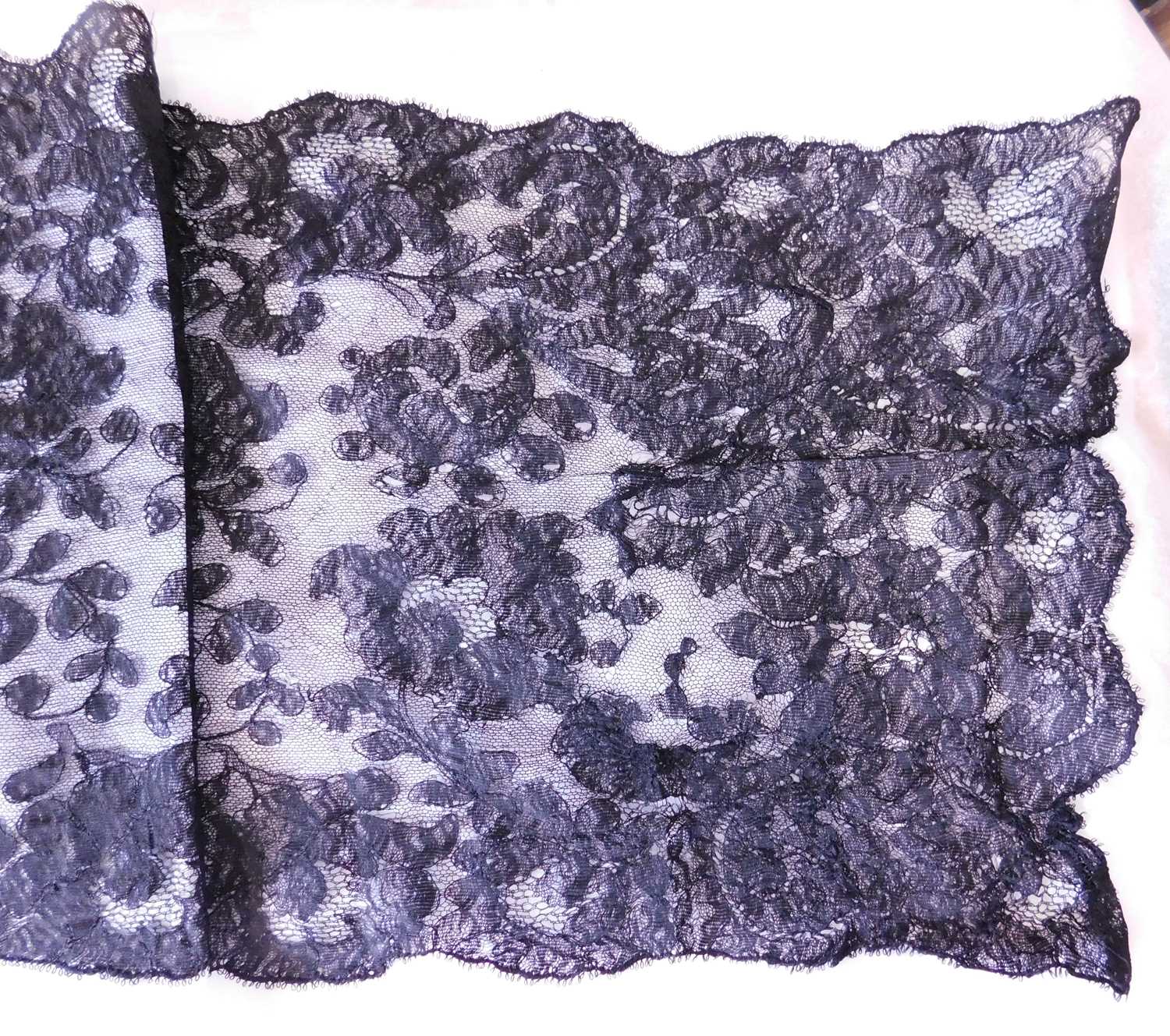 A late Victorian black lace shawl, approx. 39cm wide x 200cm long - Image 3 of 3